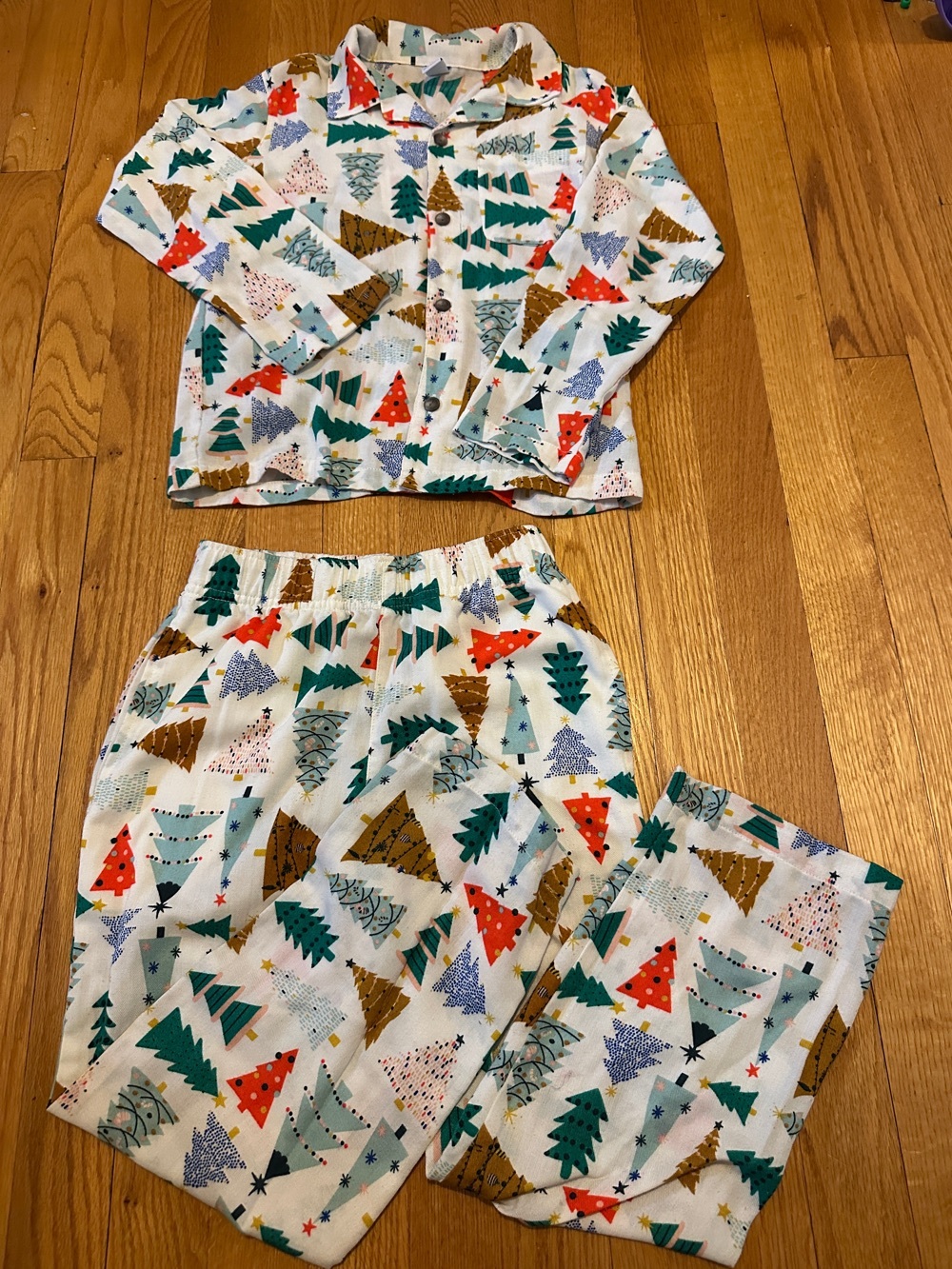 Old Navy Holiday Tree Print Pajama Set, 6-7 kids